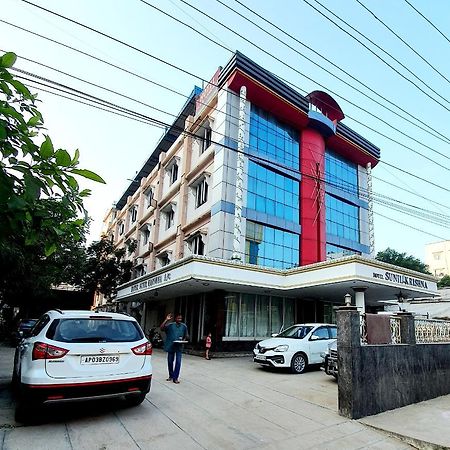 Hotel Sunilkrishna Тирупати Екстериор снимка