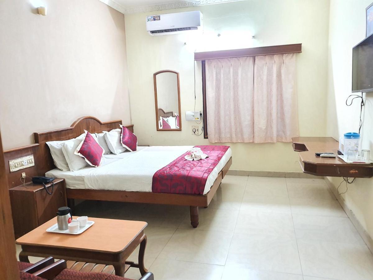 Hotel Sunilkrishna Тирупати Екстериор снимка
