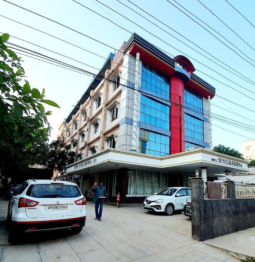 Hotel Sunilkrishna Тирупати Екстериор снимка