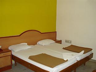 Hotel Sunilkrishna Тирупати Екстериор снимка