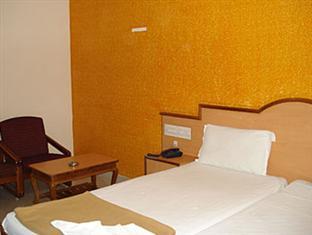 Hotel Sunilkrishna Тирупати Екстериор снимка