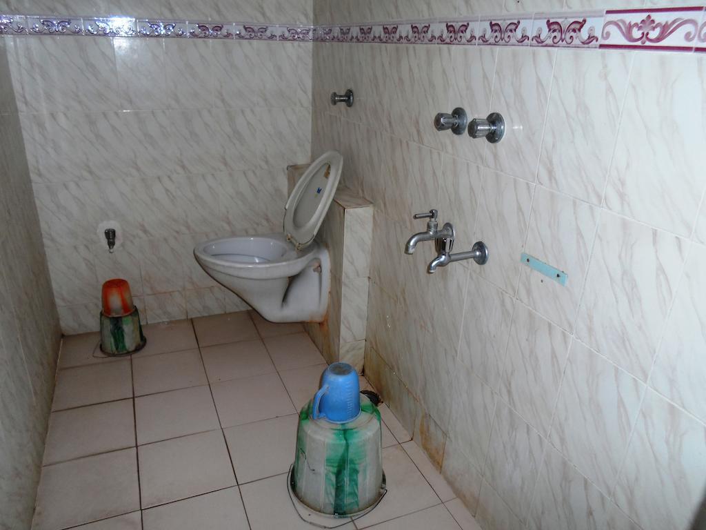 Hotel Sunilkrishna Тирупати Екстериор снимка