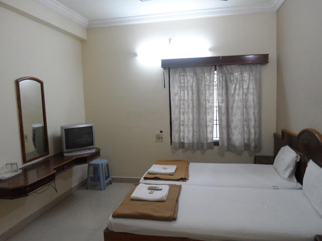 Hotel Sunilkrishna Тирупати Стая снимка