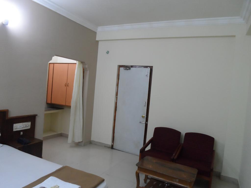 Hotel Sunilkrishna Тирупати Стая снимка
