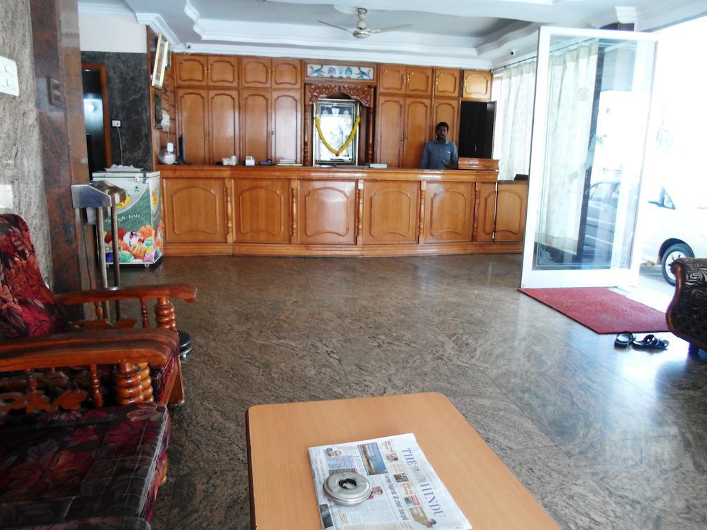 Hotel Sunilkrishna Тирупати Екстериор снимка