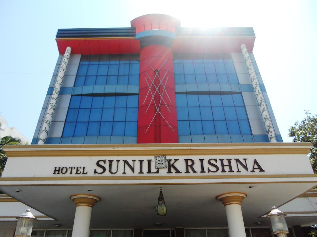 Hotel Sunilkrishna Тирупати Екстериор снимка
